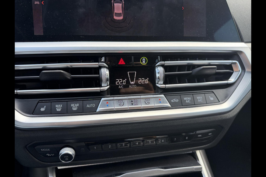 BMW 3-serie 320i xDrive High Executive Edition | Navigatie | Head-Up Display | DAB | Privacy Glass | Lederen Bekleding |