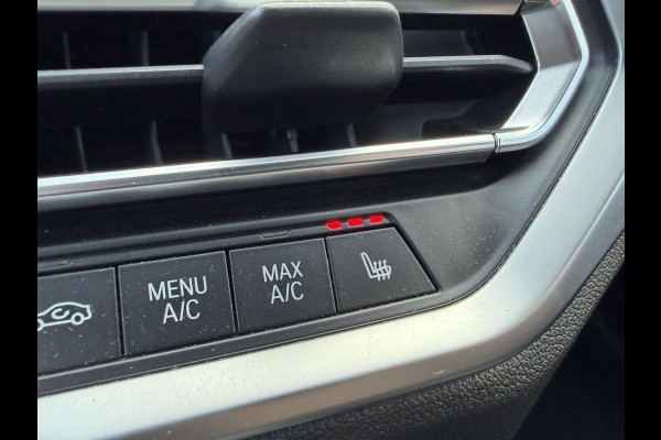 BMW 3-serie 320i xDrive High Executive Edition | Navigatie | Head-Up Display | DAB | Privacy Glass | Lederen Bekleding |