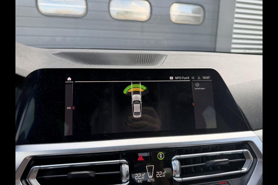 BMW 3-serie 320i xDrive High Executive Edition | Navigatie | Head-Up Display | DAB | Privacy Glass | Lederen Bekleding |