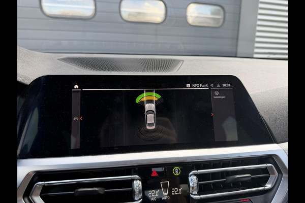 BMW 3-serie 320i xDrive High Executive Edition | Navigatie | Head-Up Display | DAB | Privacy Glass | Lederen Bekleding |