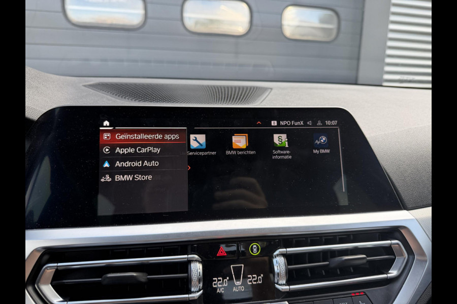 BMW 3-serie 320i xDrive High Executive Edition | Navigatie | Head-Up Display | DAB | Privacy Glass | Lederen Bekleding |