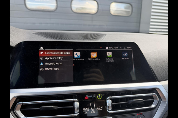 BMW 3-serie 320i xDrive High Executive Edition | Navigatie | Head-Up Display | DAB | Privacy Glass | Lederen Bekleding |