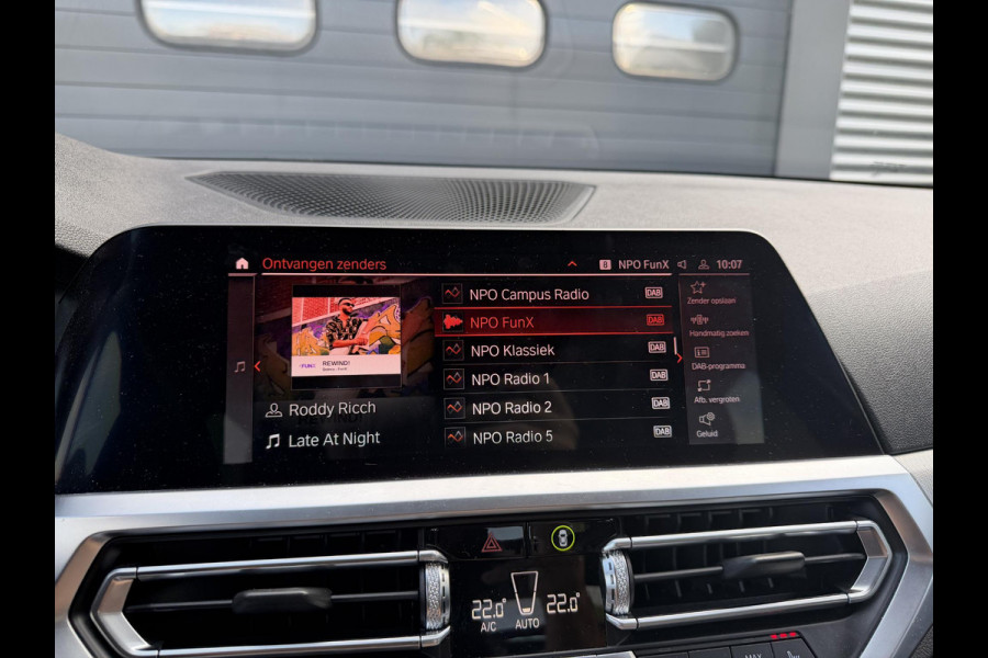 BMW 3-serie 320i xDrive High Executive Edition | Navigatie | Head-Up Display | DAB | Privacy Glass | Lederen Bekleding |