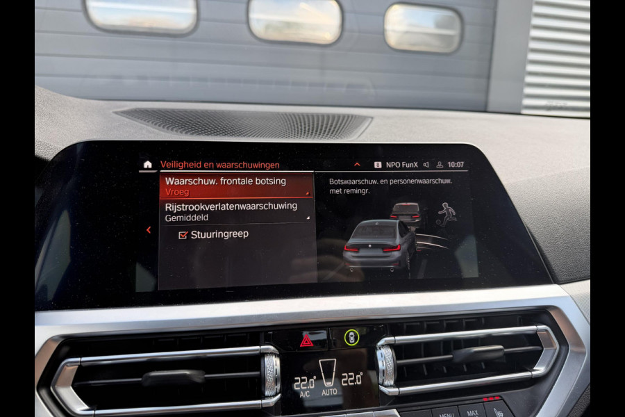 BMW 3-serie 320i xDrive High Executive Edition | Navigatie | Head-Up Display | DAB | Privacy Glass | Lederen Bekleding |