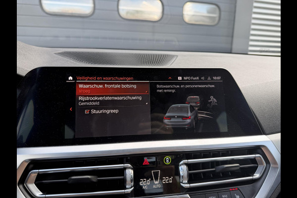 BMW 3-serie 320i xDrive High Executive Edition | Navigatie | Head-Up Display | DAB | Privacy Glass | Lederen Bekleding |