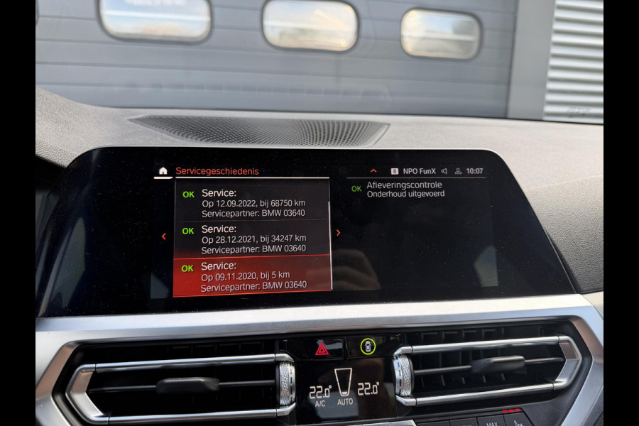 BMW 3-serie 320i xDrive High Executive Edition | Navigatie | Head-Up Display | DAB | Privacy Glass | Lederen Bekleding |