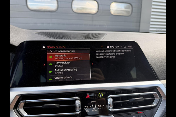 BMW 3-serie 320i xDrive High Executive Edition | Navigatie | Head-Up Display | DAB | Privacy Glass | Lederen Bekleding |