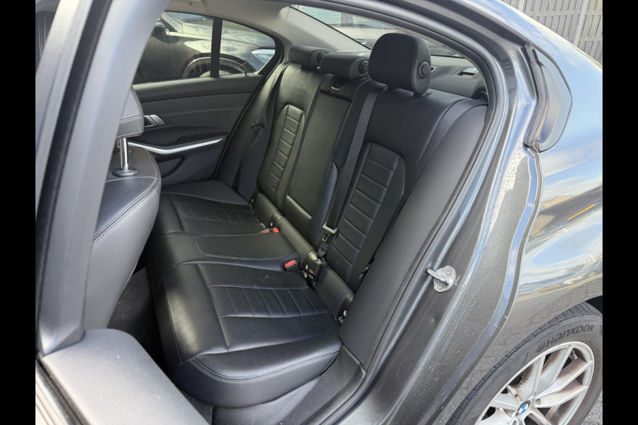BMW 3-serie 320i xDrive High Executive Edition | Navigatie | Head-Up Display | DAB | Privacy Glass | Lederen Bekleding |