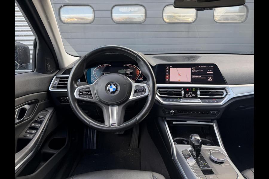 BMW 3-serie 320i xDrive High Executive Edition | Navigatie | Head-Up Display | DAB | Privacy Glass | Lederen Bekleding |