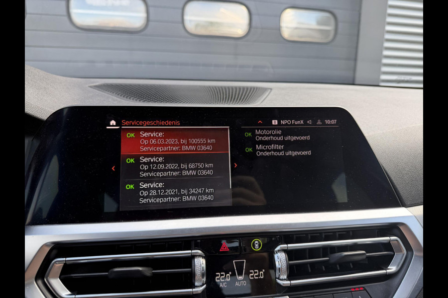 BMW 3-serie 320i xDrive High Executive Edition | Navigatie | Head-Up Display | DAB | Privacy Glass | Lederen Bekleding |