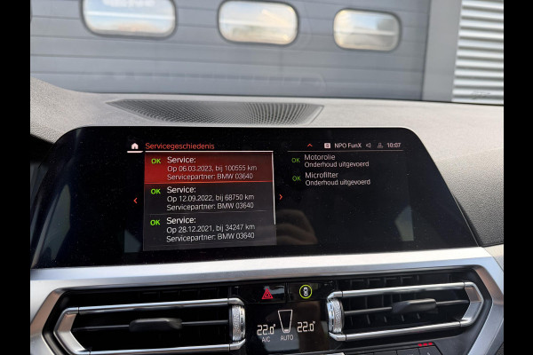 BMW 3-serie 320i xDrive High Executive Edition | Navigatie | Head-Up Display | DAB | Privacy Glass | Lederen Bekleding |