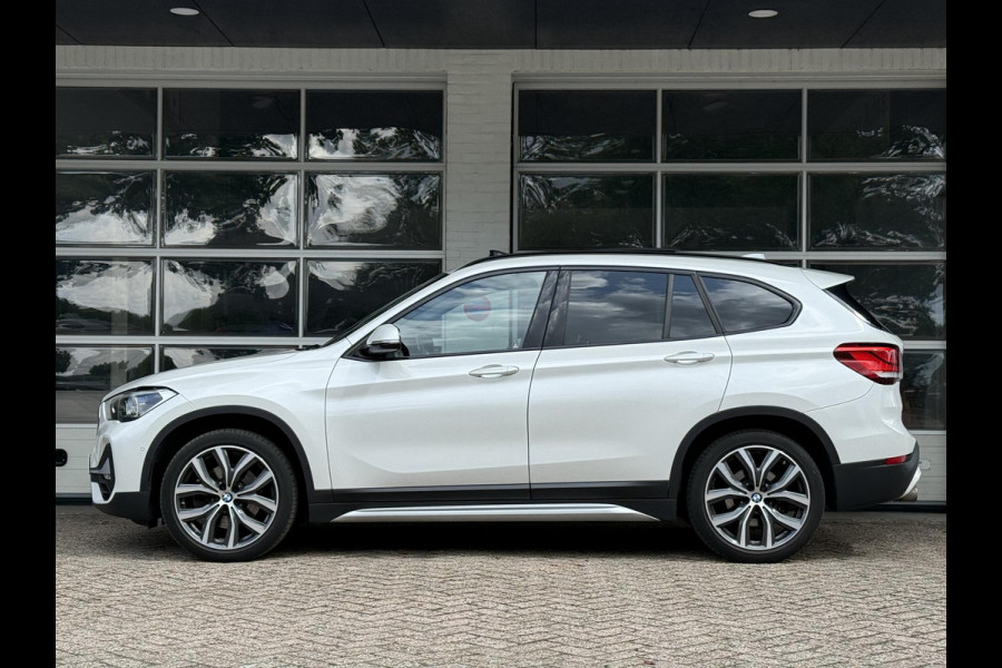 BMW X1 xDrive25i X LINE | PANORAMA | NAVIGATIE PLUS | STOELVERWARMING | CAMERA | HEAD UP |