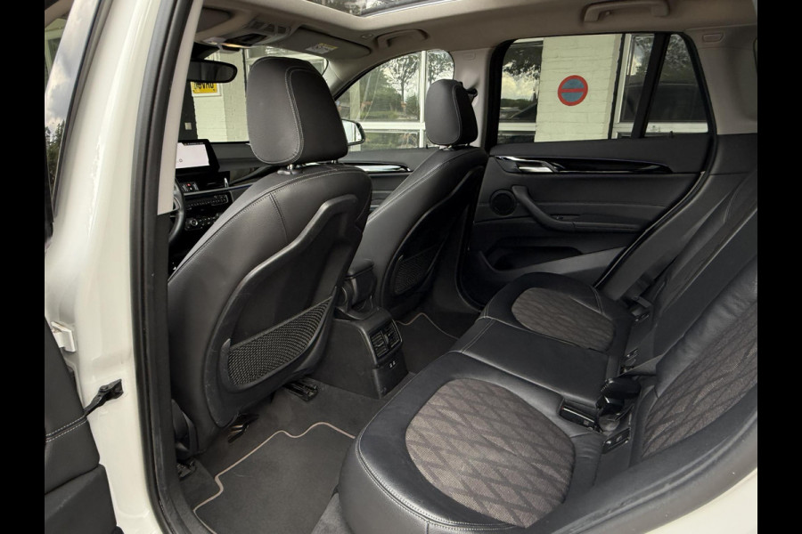BMW X1 xDrive25i X LINE | PANORAMA | NAVIGATIE PLUS | STOELVERWARMING | CAMERA | HEAD UP |