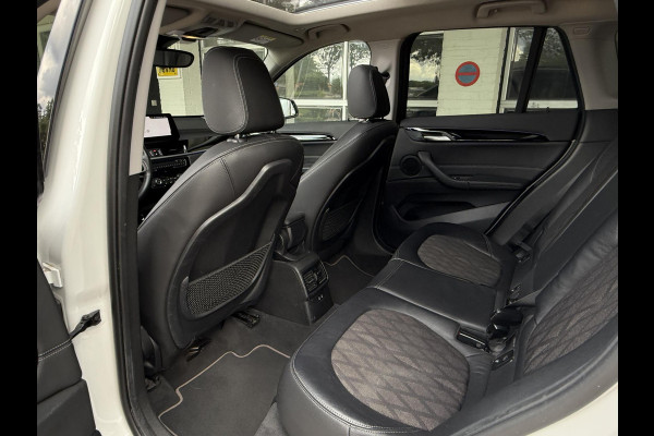 BMW X1 xDrive25i X LINE | PANORAMA | NAVIGATIE PLUS | STOELVERWARMING | CAMERA | HEAD UP |
