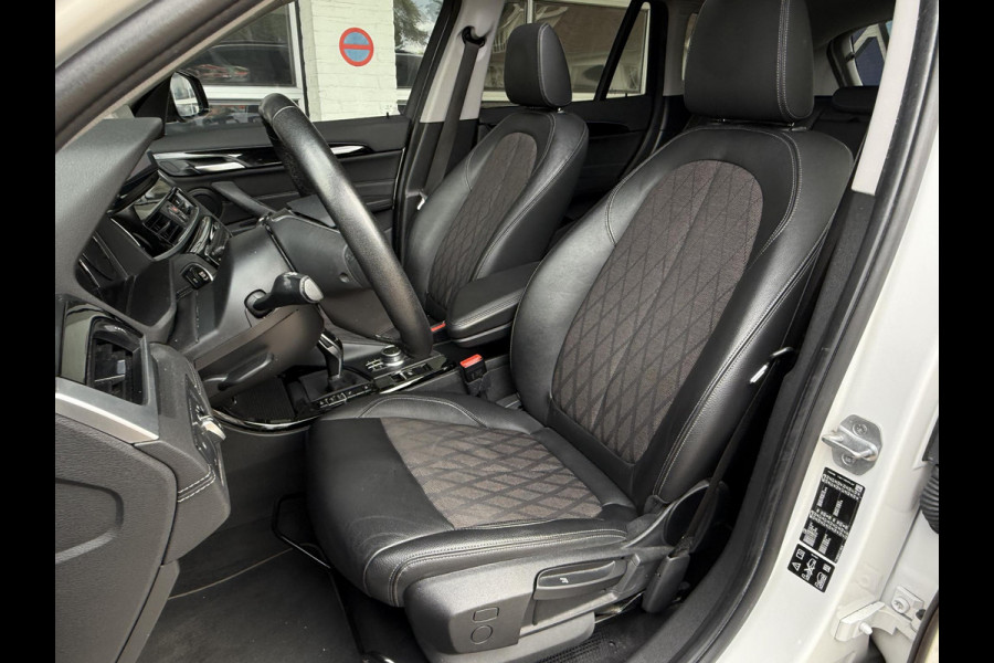 BMW X1 xDrive25i X LINE | PANORAMA | NAVIGATIE PLUS | STOELVERWARMING | CAMERA | HEAD UP |