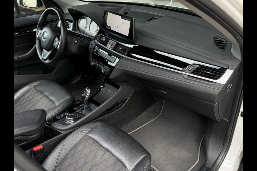 BMW X1 xDrive25i X LINE | PANORAMA | NAVIGATIE PLUS | STOELVERWARMING | CAMERA | HEAD UP |