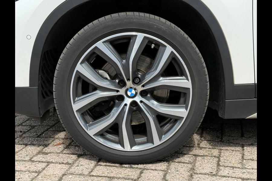 BMW X1 xDrive25i X LINE | PANORAMA | NAVIGATIE PLUS | STOELVERWARMING | CAMERA | HEAD UP |