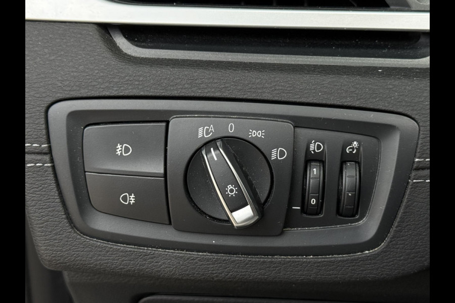BMW X1 xDrive25i X LINE | PANORAMA | NAVIGATIE PLUS | STOELVERWARMING | CAMERA | HEAD UP |