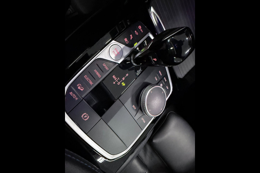 BMW X3 XDrive30e M-SPORT PANO/LEDER/H-UP/360CAM/M-STOELEN/SFEERVERL/CARPLAY///
