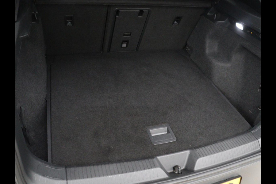 Volkswagen ID.4 First Max 77 kWh | SOH 91,7% | Memory | Panoramadak | Half leder | Head-up | Stoelverwarming | Adaptive cruise | Lane assist | Sfeerverlichting | Carplay | 360 camera | Elektrische achterklep