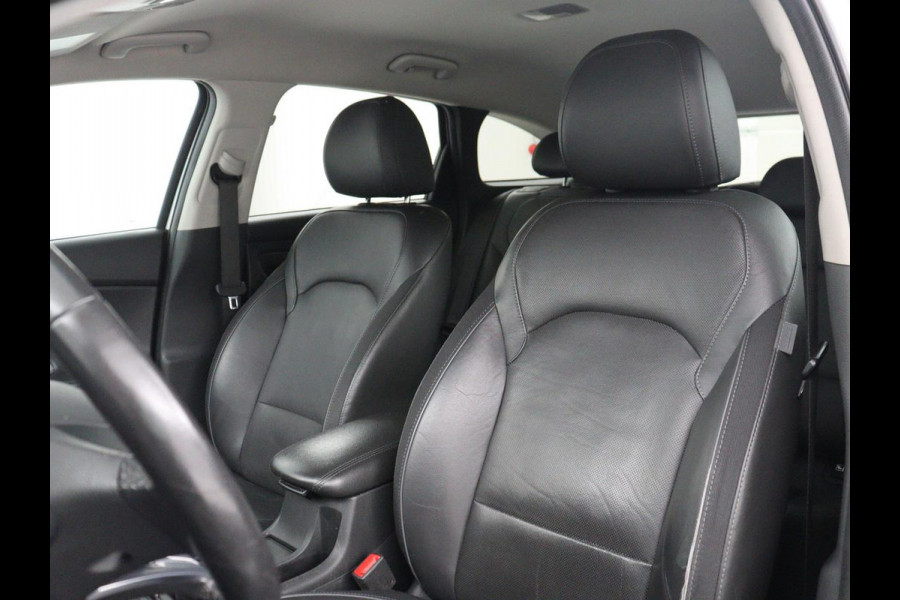 Hyundai i30 Wagon 1.5 T-GDi MHEV Premium | Leder | Stuur/stoel verwarming | Stoel ventilatie | Cruise control | Lane assist | Camera | Park assist | Climate control | Trekhaak
