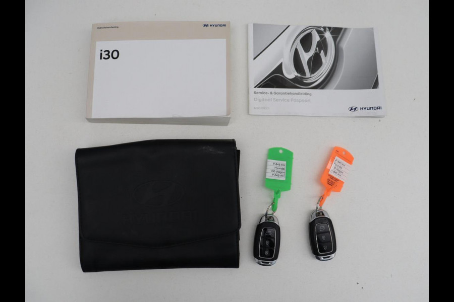 Hyundai i30 Wagon 1.5 T-GDi MHEV Premium | Leder | Stuur/stoel verwarming | Stoel ventilatie | Cruise control | Lane assist | Camera | Park assist | Climate control | Trekhaak