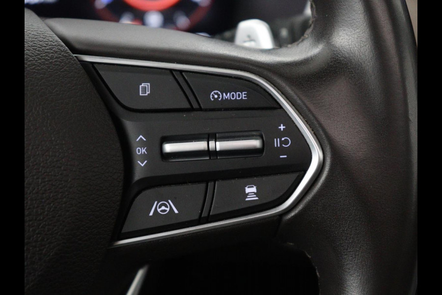 Hyundai Santa Fe 1.6 T-GDI HEV Comfort Smart Sky 7p | Panoramadak | Leder | Stoelverwarming | Adaptive cruise | Climate control | Carplay | Camera | Park assist | Trekhaak