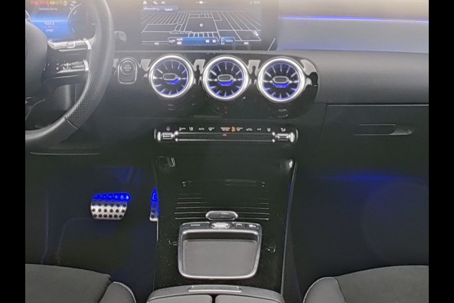Mercedes-Benz A-Klasse 250 e AMG Plug-In Hybride AMG Line | Night Pakket | 19 Inch AMG Velgen | Parkeerpakket met achteruitrijcamera | Ledkoplampen. Inclusief 24 maanden Mercedes-Benz Certified garantie voor Europa.
