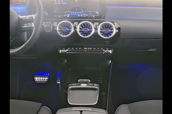 Mercedes-Benz A-Klasse 250 e AMG Plug-In Hybride AMG Line | Night Pakket | 19 Inch AMG Velgen | Parkeerpakket met achteruitrijcamera | Ledkoplampen. Inclusief 24 maanden Mercedes-Benz Certified garantie voor Europa.