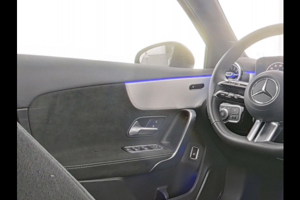 Mercedes-Benz A-Klasse 250 e AMG Plug-In Hybride AMG Line | Night Pakket | 19 Inch AMG Velgen | Parkeerpakket met achteruitrijcamera | Ledkoplampen. Inclusief 24 maanden Mercedes-Benz Certified garantie voor Europa.