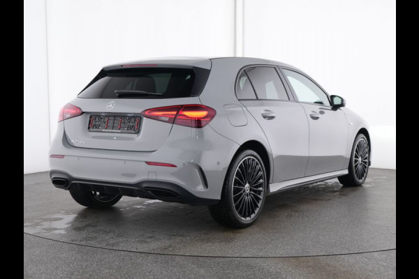 Mercedes-Benz A-Klasse 250 e AMG Plug-In Hybride AMG Line | Night Pakket | 19 Inch AMG Velgen | Parkeerpakket met achteruitrijcamera | Ledkoplampen. Inclusief 24 maanden Mercedes-Benz Certified garantie voor Europa.