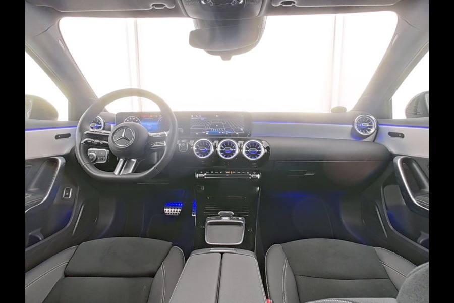 Mercedes-Benz A-Klasse 250 e AMG Plug-In Hybride AMG Line | Night Pakket | 19 Inch AMG Velgen | Parkeerpakket met achteruitrijcamera | Ledkoplampen. Inclusief 24 maanden Mercedes-Benz Certified garantie voor Europa.