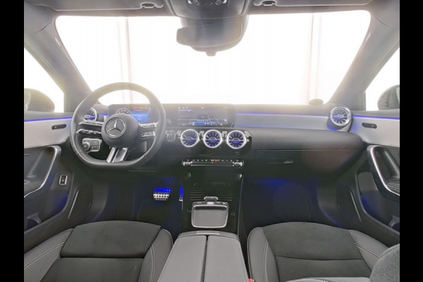 Mercedes-Benz A-Klasse 250 e AMG Plug-In Hybride AMG Line | Night Pakket | 19 Inch AMG Velgen | Parkeerpakket met achteruitrijcamera | Ledkoplampen. Inclusief 24 maanden Mercedes-Benz Certified garantie voor Europa.