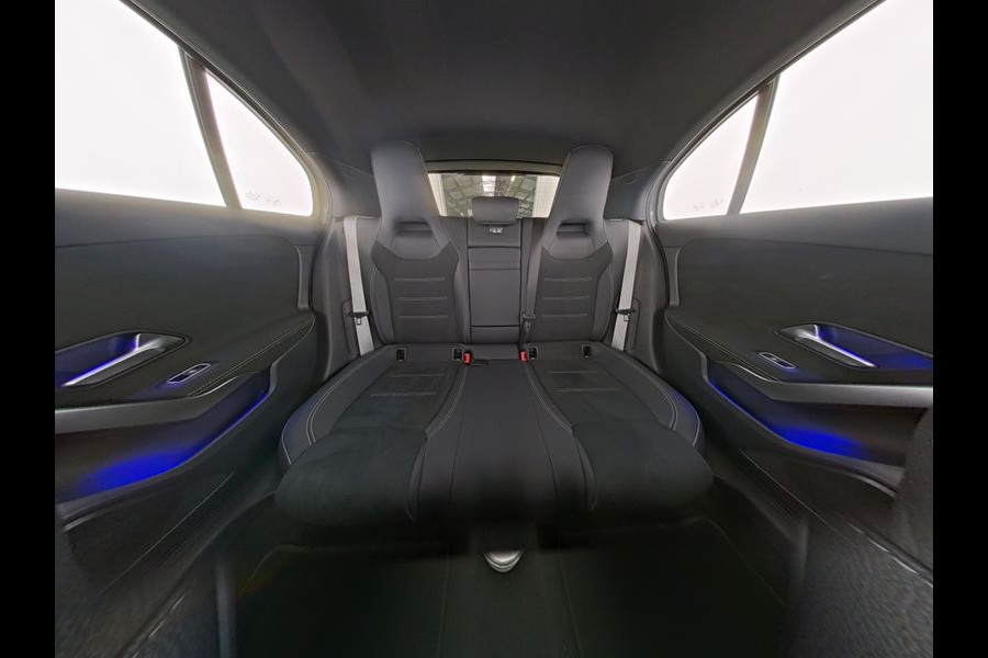 Mercedes-Benz A-Klasse 250 e AMG Plug-In Hybride AMG Line | Night Pakket | 19 Inch AMG Velgen | Parkeerpakket met achteruitrijcamera | Ledkoplampen. Inclusief 24 maanden Mercedes-Benz Certified garantie voor Europa.