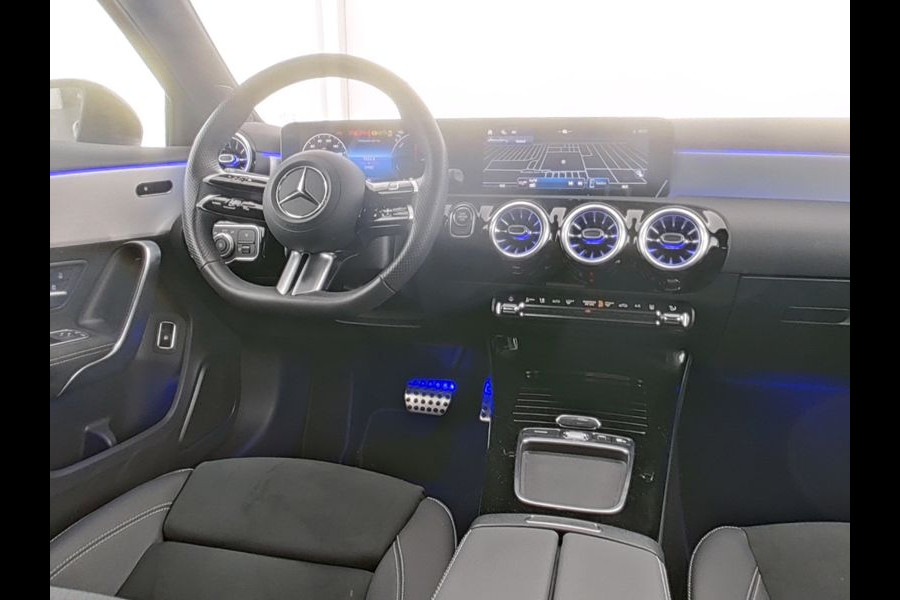 Mercedes-Benz A-Klasse 250 e AMG Plug-In Hybride AMG Line | Night Pakket | 19 Inch AMG Velgen | Parkeerpakket met achteruitrijcamera | Ledkoplampen. Inclusief 24 maanden Mercedes-Benz Certified garantie voor Europa.
