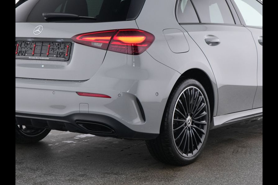 Mercedes-Benz A-Klasse 250 e AMG Plug-In Hybride AMG Line | Night Pakket | 19 Inch AMG Velgen | Parkeerpakket met achteruitrijcamera | Ledkoplampen. Inclusief 24 maanden Mercedes-Benz Certified garantie voor Europa.
