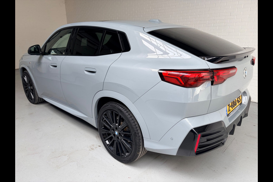 BMW X2 SDrive20i M Sport 170pk Launch Edition Black Pakket, LED, Navi, Leder, Massage, 20inch, NEDERLANDSE AUTO 1ste eigenaar!