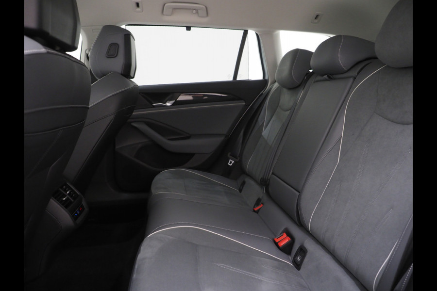 Volkswagen Passat Variant 1.5 eHybrid 204PK | Leder/Alcantara | Massage | Sfeerlicht | Camera | Keyless | Adaptive Cruise | Carplay