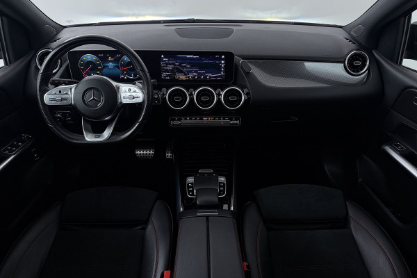 Mercedes-Benz B-Klasse 180 Business Solution AMG (PANORAMADAK, STOELVERWARMING, CAMERA, NAVIGATIE)