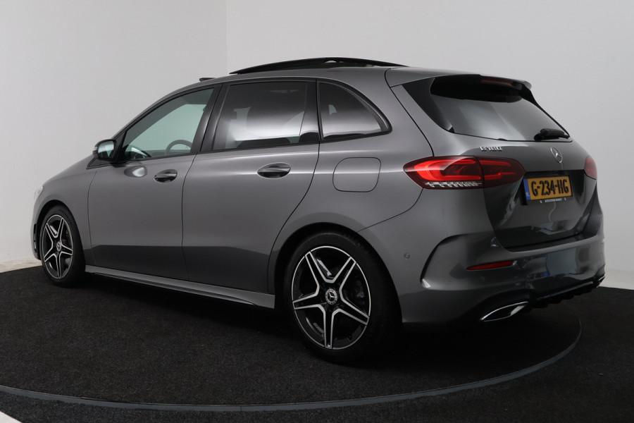 Mercedes-Benz B-Klasse 180 Business Solution AMG (PANORAMADAK, STOELVERWARMING, CAMERA, NAVIGATIE)