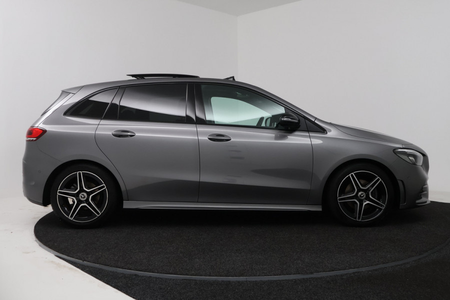 Mercedes-Benz B-Klasse 180 Business Solution AMG (PANORAMADAK, STOELVERWARMING, CAMERA, NAVIGATIE)