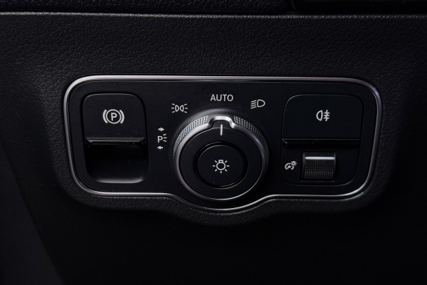 Mercedes-Benz B-Klasse 180 Business Solution AMG (PANORAMADAK, STOELVERWARMING, CAMERA, NAVIGATIE)
