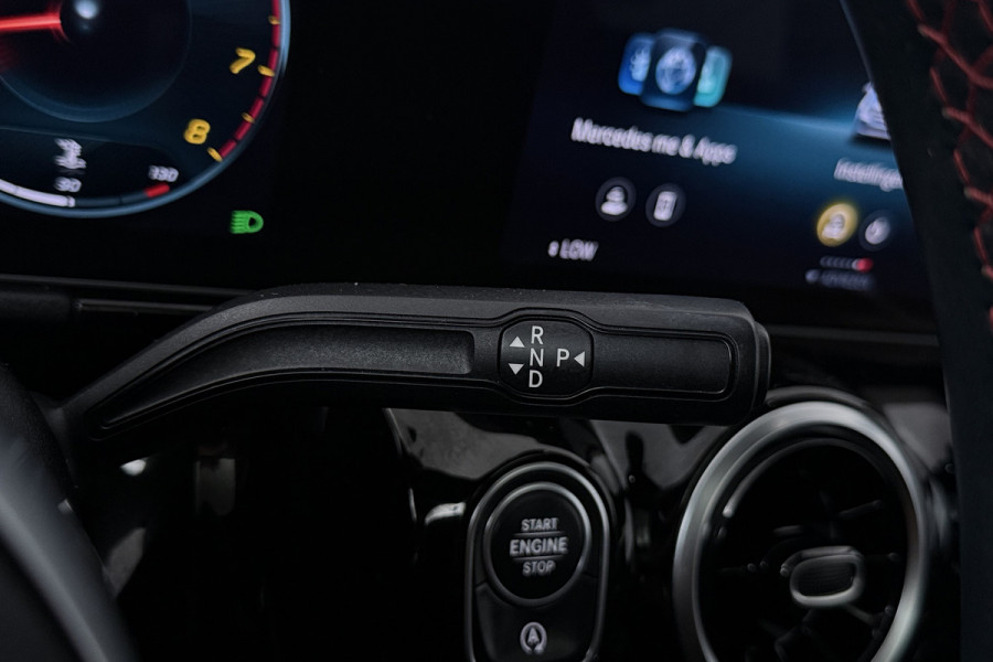 Mercedes-Benz B-Klasse 180 Business Solution AMG (PANORAMADAK, STOELVERWARMING, CAMERA, NAVIGATIE)
