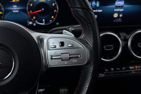 Mercedes-Benz B-Klasse 180 Business Solution AMG (PANORAMADAK, STOELVERWARMING, CAMERA, NAVIGATIE)