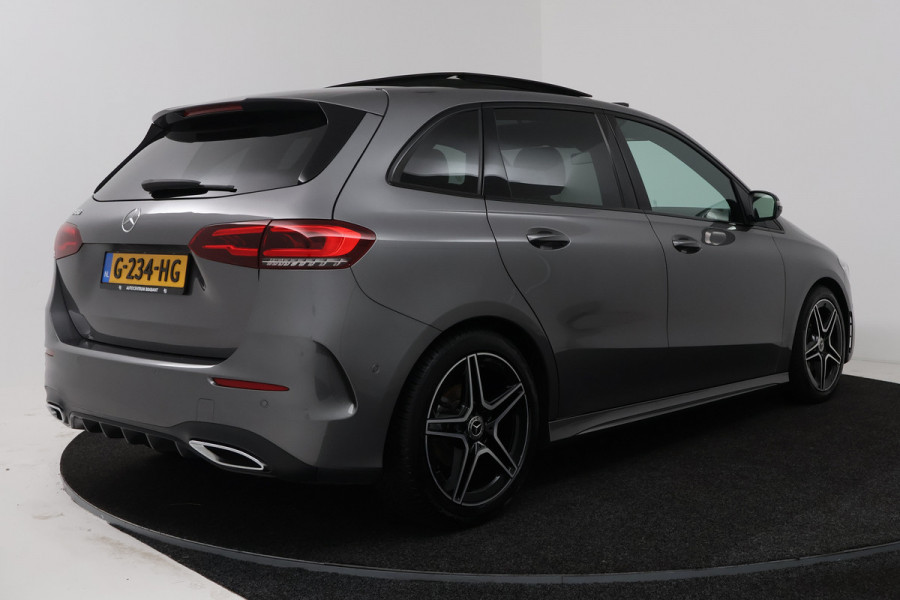 Mercedes-Benz B-Klasse 180 Business Solution AMG (PANORAMADAK, STOELVERWARMING, CAMERA, NAVIGATIE)