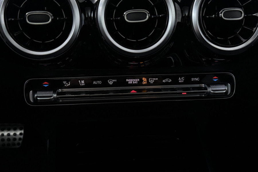 Mercedes-Benz B-Klasse 180 Business Solution AMG (PANORAMADAK, STOELVERWARMING, CAMERA, NAVIGATIE)