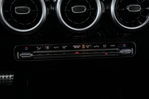 Mercedes-Benz B-Klasse 180 Business Solution AMG (PANORAMADAK, STOELVERWARMING, CAMERA, NAVIGATIE)