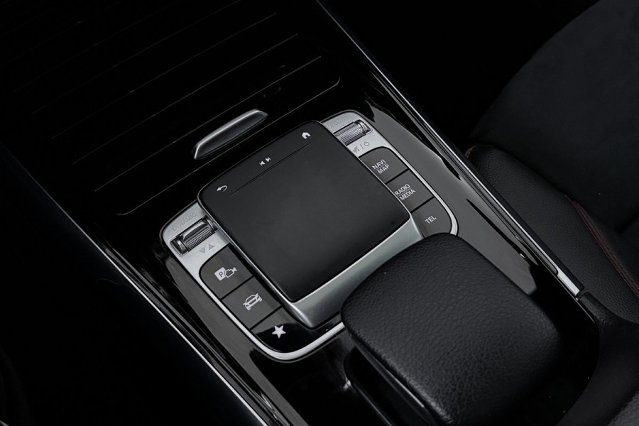 Mercedes-Benz B-Klasse 180 Business Solution AMG (PANORAMADAK, STOELVERWARMING, CAMERA, NAVIGATIE)