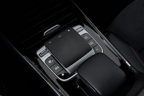 Mercedes-Benz B-Klasse 180 Business Solution AMG (PANORAMADAK, STOELVERWARMING, CAMERA, NAVIGATIE)