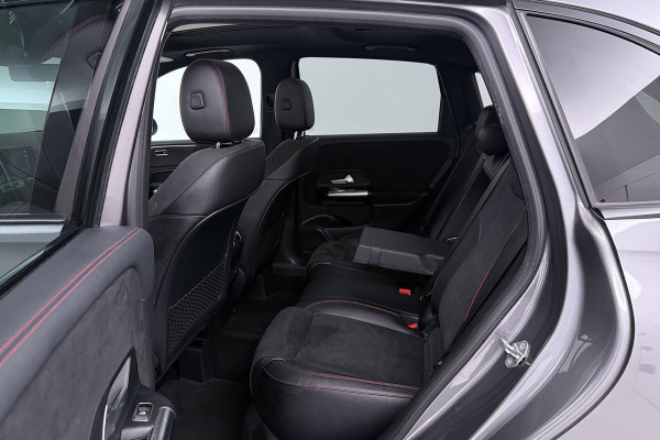 Mercedes-Benz B-Klasse 180 Business Solution AMG (PANORAMADAK, STOELVERWARMING, CAMERA, NAVIGATIE)
